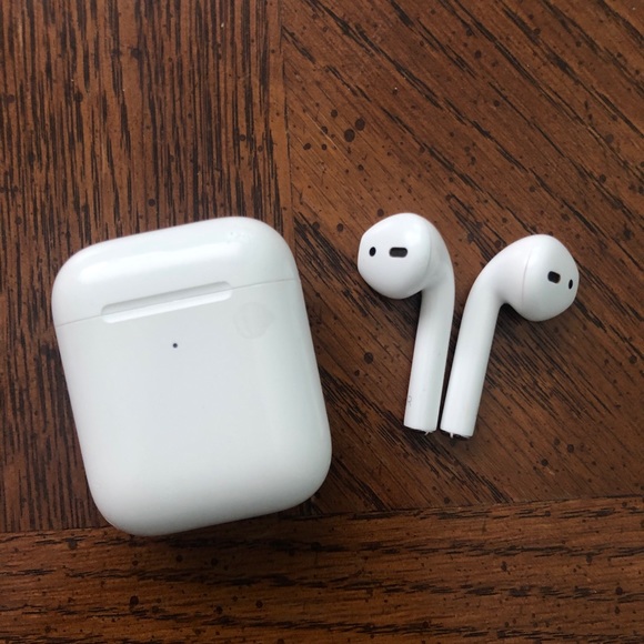 Apple Accessories - AirPods w wireless charging case (used)